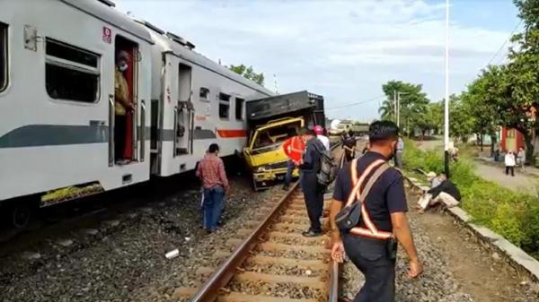 Kereta Api Bertabrakan dengan Truk, Diduga Supir Tidak Taati Rambu-rambu
