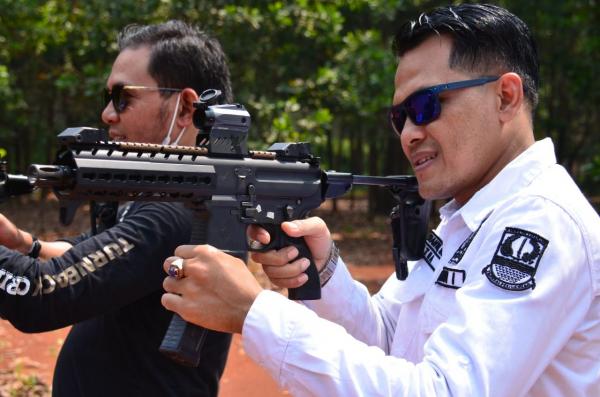 Latih Kesabaran, Anggota DPRD Karawang Olahraga Menembak di Purwakarta
