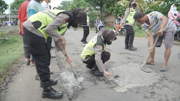 Melihat Aksi Polwan Polres Ponorogo Perbaiki Jalan Berlubang