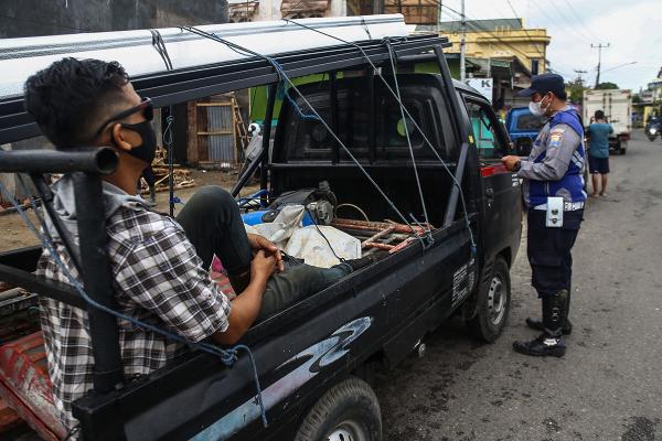 Petugas Gabungan Razia Angkutan Umum Orang Dan Barang