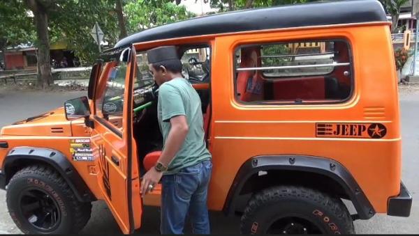 Viral, Pria Ini Tukar Badik dengan Sebuah Mobil Jeep