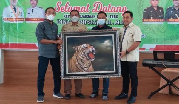 ORIK Persembahkan Lukisan Harimau untuk Mantan Kajari Tebo