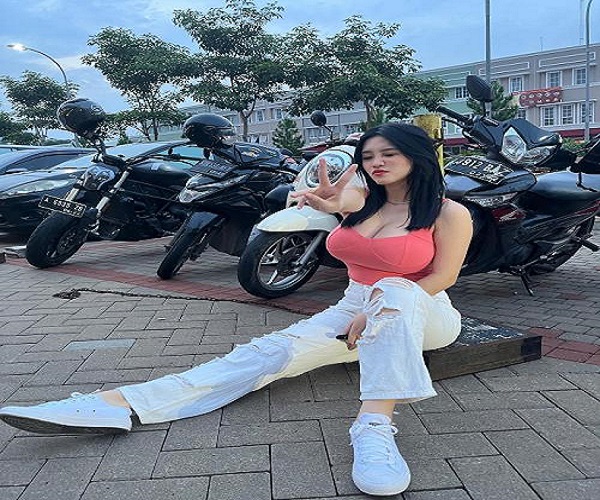 Anastasya Khosasih Pakai Tanktop Pink Ngedeprok di Parkiran, Netizen: Ulala Nice Body