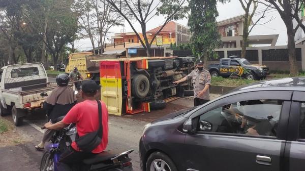 Ban Pecah, Truk Pasir Terguling di Jalan Letjen Mashudi Kota Tasikmalaya