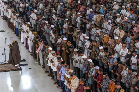 Hari Ini Fatwa MUI Mulai Diterapkan, Saf Salat Jumat di Masjid Kembali Dirapatkan