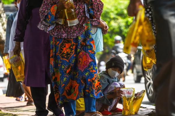 Operasi Pasar Minyak Goreng Di Serbu Warga Palembang