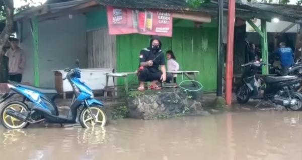 Aksi Protes di Cianjur, Warga Mancing di Kubangan Air Banjir
