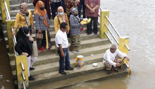 Isi Kendi Nusantara, Tanah serta Air dari Kutai Lama dan Paser Dibungkus Anjat Dayak