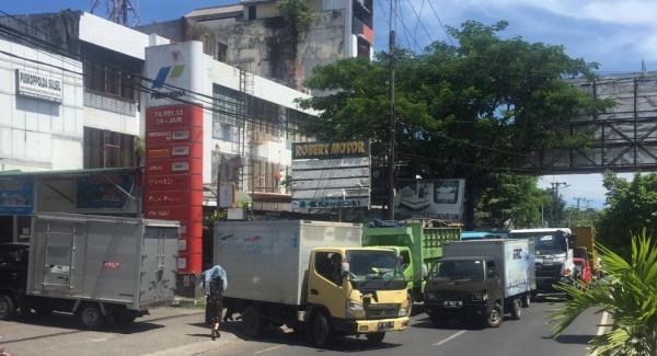 Solar Masih Langka Di Makassar, Puluhan Truk Dan Bus Antre