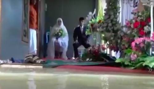 Dua Sejoli Tetap Gelar Resepsi Pernikahan di Tengah Kepungan Banjir, Keduanya Terlihat Bahagia