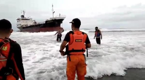 Nyangkut, Evakuasi Kapal Tanker Edricko 3 di Garut Terkendala