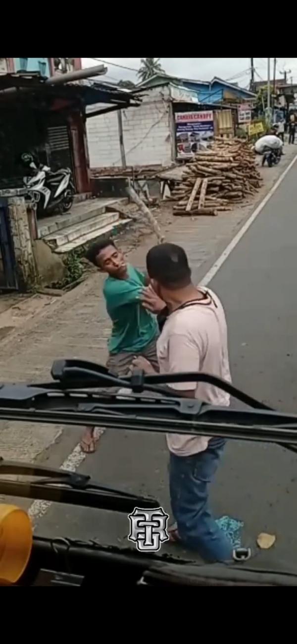 Viral Video Sopir Truk di Sukabumi Dianiaya Kawanan Sopir Angkot