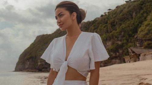 Pakai Baju Putih Seksi, Ariel Tatum Disebut Mirip Angelina Jolie