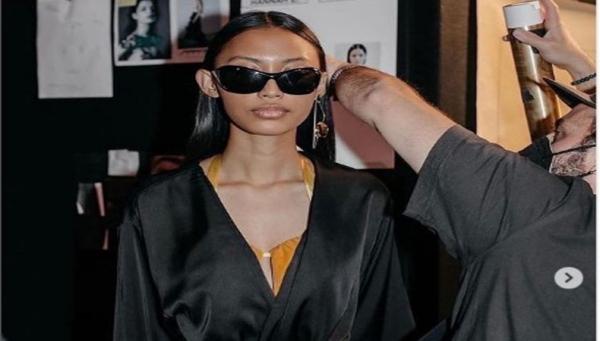 Gegara Makan Pecel Lele Model Asal Karawang Ini Jadi Viral di Milan Fashion Week    