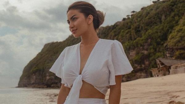 Pamer Foto Seksi di Pantai, Ariel Tatum Disebut Mirip Angelina Jolie