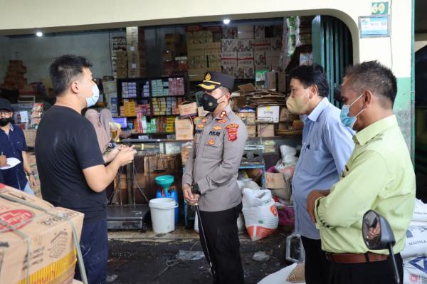 Antisipasi Kelangkaan Minyak Goreng, Kapolres Cianjur Laksanakan Sidak Pasar