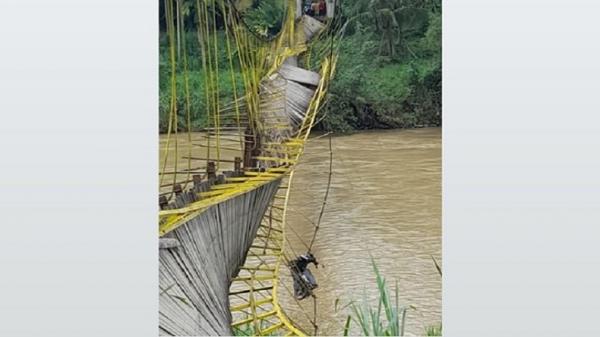 Jembatan Gantung  Ambruk Tak Kuat Menahan Beban, 30 Warga Jatuh ke Sungai Alami Patah Tulang