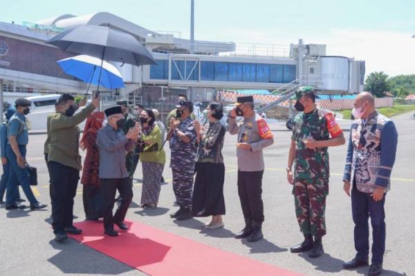 Kapolda NTT Antar Wapres Kembali Ke Jakarta Di Bandara Komodo Labuan Bajo