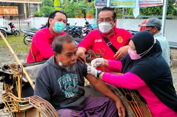 Demi Dapatkan Vaksin Binda Jateng, Seorang Kakek Rela Naik Becak