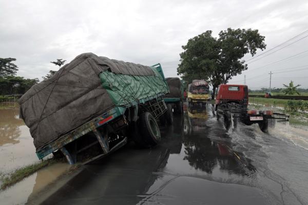 Banjir di Ruas Jalur Selatan Jawa Tengah, Bus dan Truk Terperosok
