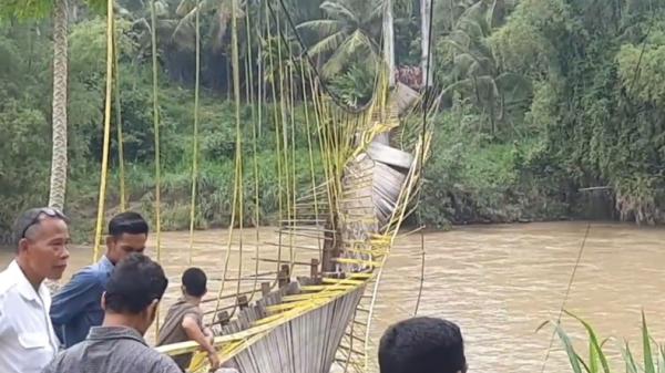 Jembatan Gantung Putus, Puluhan Warga Jatuh ke Sungai di Bireun 