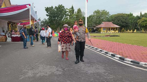 Video: Ibu Kelelahan Antre Migor 2 Jam, Kapolres Bateng Bantu Gendong Sang Anak
