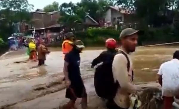 Banjir Bandang Robohkan 5 Rumah di Brebes, Warga Rugi Ratusan Juta