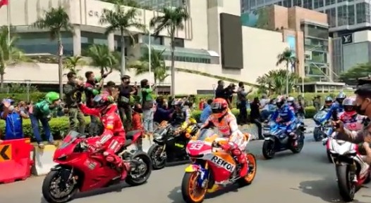 Penuh Antusias dari Penggemar MotoGP, Begini Suasana Parade Pembalap MotoGp di Jakarta