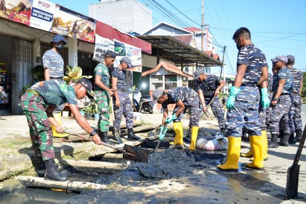 Satgasmar Ambalat Laksnakan Karya Bhakti dan Pemberian Bantuan Sosial di Sebatik