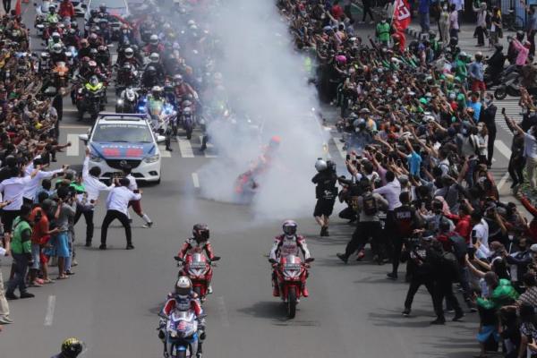 20 Pembalap MotoGP Konvoi di Jalan Jakarta Buat Fans Histeris, Berikut Foto-Fotonya 