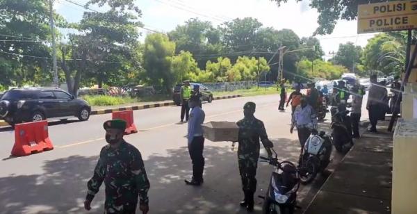 Sikka Terapkan PPKM Level 3, TNI-Polri Bagikan Masker