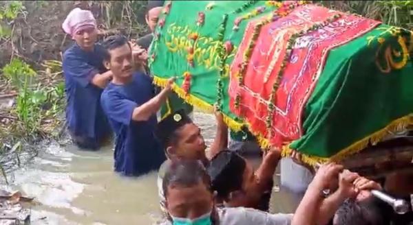 Jembatan Roboh Diterjang Banjir, Jenazah Terpaksa Digotong Menyeberangi Sungai