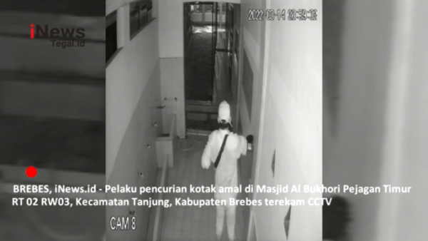 Video Pelaku Pencurian Kotak Amal Masjid Terekam CCTV