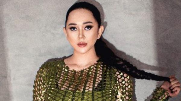 3 Potret Aura Kasih Kenakan Dress Bolong-Bolong, Netizen: Merinding bak Ratu Ular!