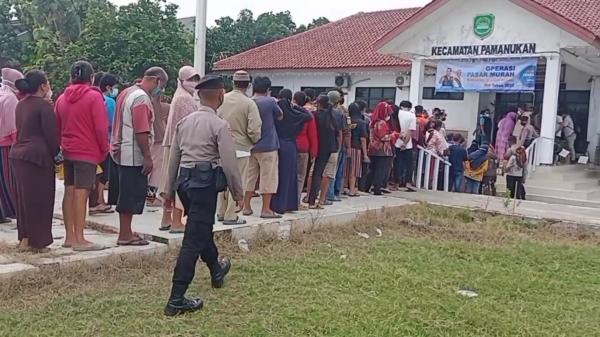 Warga Berlarian saat Wagub Jabar Gelar Operasi Minyak Goreng Murah Di Subang