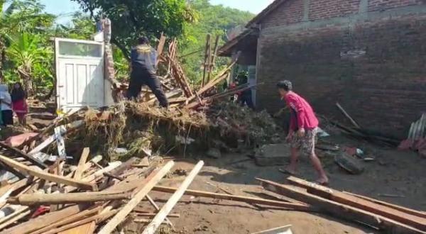 Kisah Haru Fikri saat Menyelamatkan Diri dari Banjir Bandang Tonjong, Hanya Tersisa Puing Bangunan
