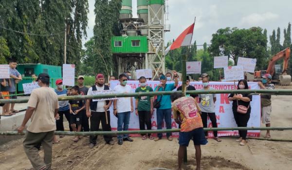 Puluhan Warga Demo Blokade Akses Masuk Pabrik Pengolahan Beton