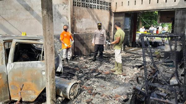 POM Mini Meledak, Rumah Warga Terbakar 3 Mobil dan 4 Motor Ludes Dilalap Api