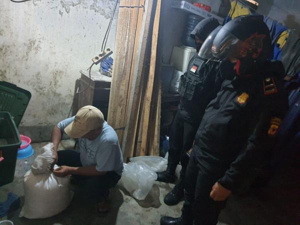 Gerebek Rumah di Jalan Bantar, Tim Maung Galunggung Temukan Ratusan Liter Miras Tuak
