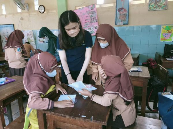 Mahasiswa UK Petra Mendadak Jadi Guru SD di Surabaya
