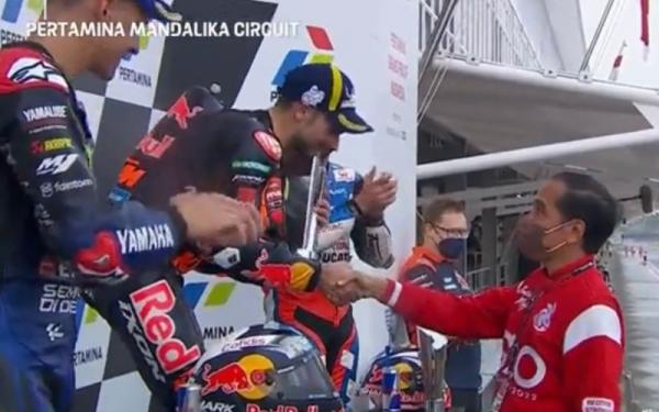 BREAKING NEWS :  Jokowi Serahkan Langsung Trofi Juara MotoGP Mandalika Ke Miguel Oliveira
