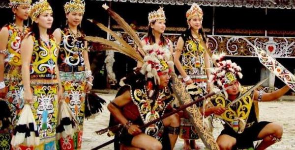 Mengenal Pakaian Adat Suku Dayak di Kalimantan Timur, Ternyata Banyak Ragamnya!