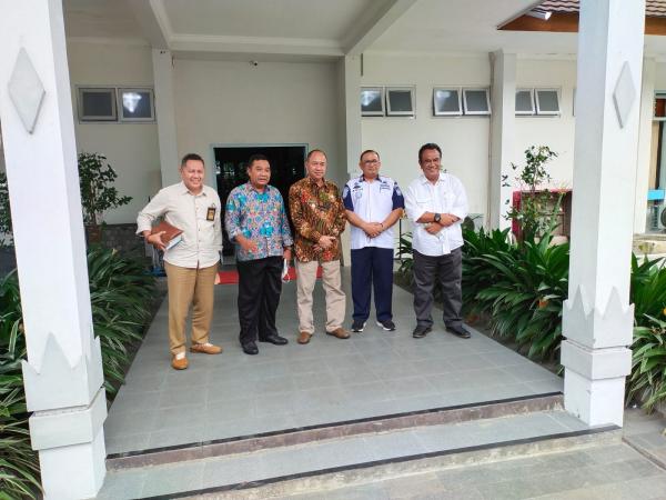 Irawadi, Asekbang Banyumas dan Dosen Unwiku Purwokerto Lolos Administrasi Pendaftaran Rektor UGM