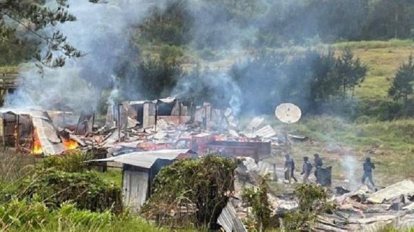 KKB Papua Mengamuk, Tembaki Patroli Polisi Lalu Bakar 15 Rumah, Puskesmas dan Rumah Guru 