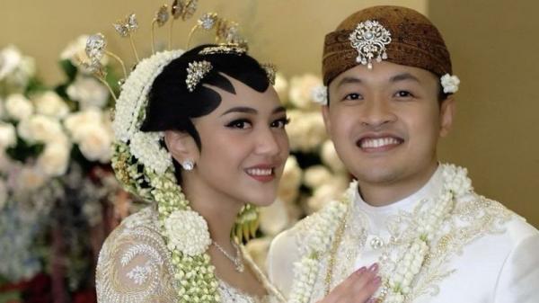 Daya Tarik Putri Tanjung di Hari Pernikahannya Mengenakan Adat Jawa. Netizen: Bikin Pangling!