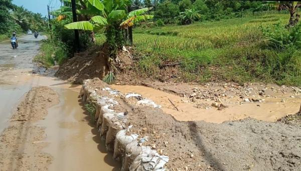 Akibat Galian Pasir, Jalan Nasional Malingping-Bayah Jadi Licin Berlumpur