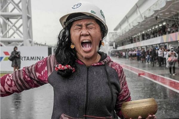 Mbak Rara, Pawang Hujan MotoGP Mandalika Akui Dapat Bayaran 3 Digit Dari Penyelenggara Balapan