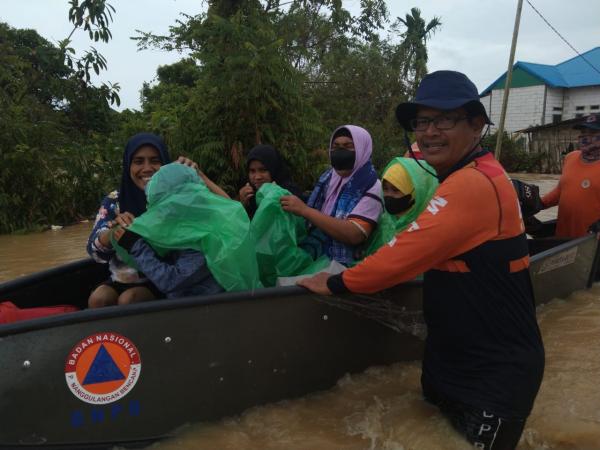 Banjir Meluas di Enam Kecamatan, 1000 Jiwa Mengungsi di Islamic Centre
