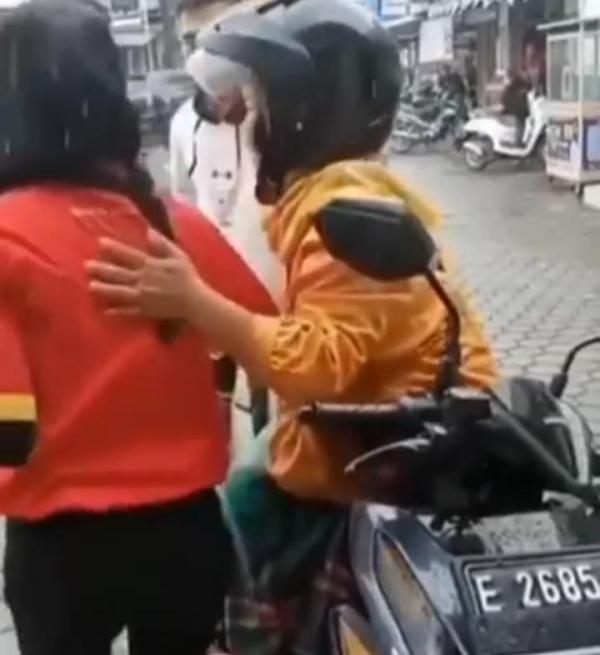 Viral Video Ibu di Cirebon Tertangkap Basah Karyawan Minimarket saat Mengutil