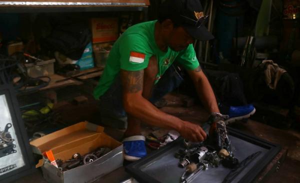 Penyandang Disabilitas di Malang Ini Sukses Ubah Limbah Motor Jadi Kerajinan Bernilai